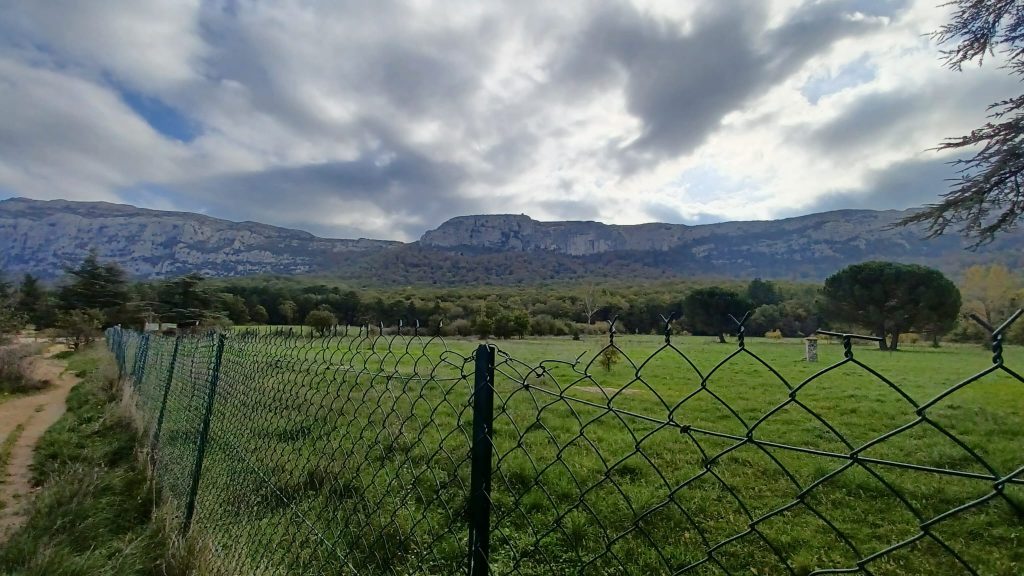 Une image contenant plein air, herbe, nuage, paysage
Description générée automatiquement